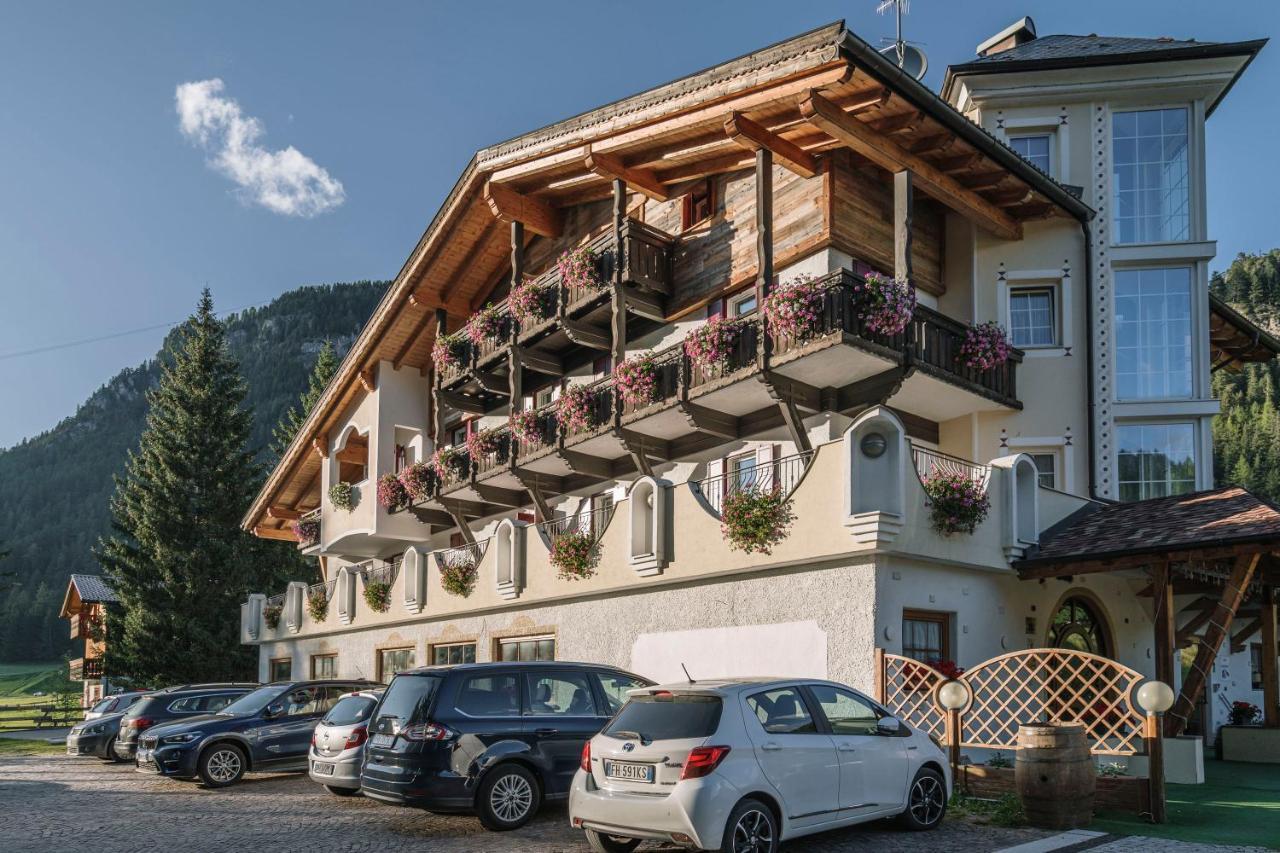 Chalet Pineta Relax Location Canazei Exteriör bild